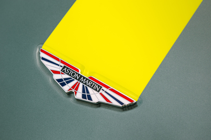 ユニオンジャック・エナメル加工の「AMLウイングエンブレム」。「Halo Pack」選択車は無償で装着可能。