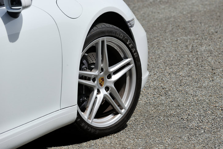 「911カレラ」の標準タイヤサイズは、前が235/40ZR19、後ろが295/35ZR19。ブレーキは前後ともに4ピストン対向キャリパーと直径330mmのベンチレーテッドディスク（厚さは異なる）の組み合わせとなる。
