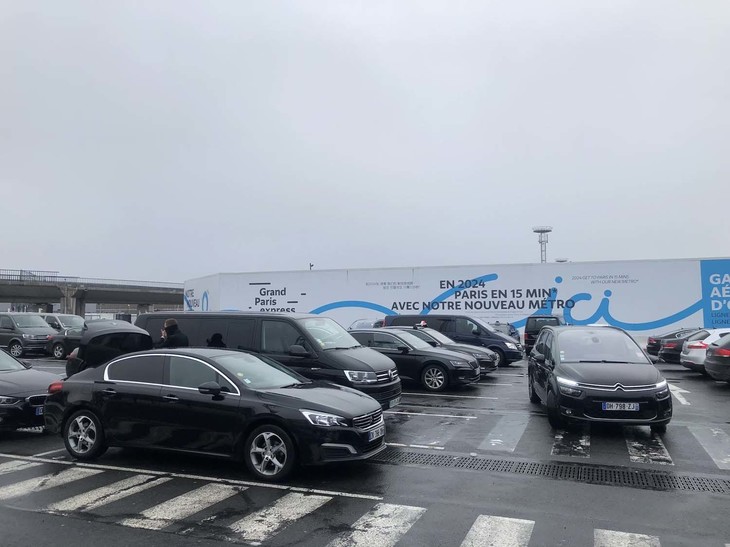再び2018年12月、パリにて撮影した光景を。オルリー空港西ターミナルには、ライドシェアリング専用駐車場が設営されて久しい。