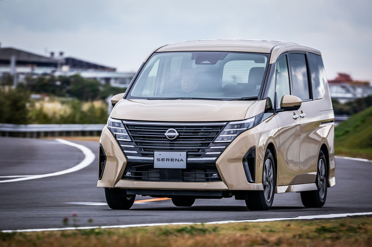 「セレナ ハイウェイスターVプロトタイプ」の走行シーン。