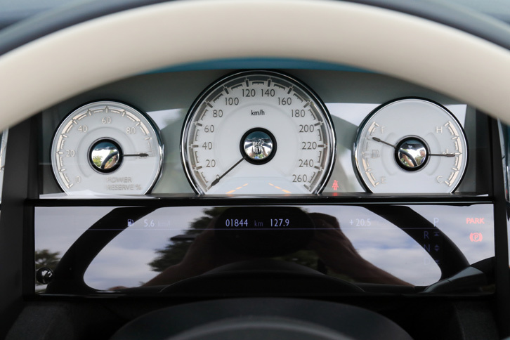 メーターは古式ゆかしいアナログの3眼式。中央は速度計、右は水温計と燃料計、左は“POWER RESERVE ％”という文字のとおり、エンジン回転計ではなくパワーメーターとなっている。