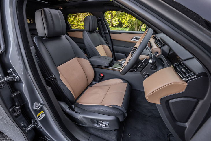 試乗車両のインテリアカラーは「キャラウェイ／エボニー」と呼ばれるもの。表皮には肌触りのいい「パーフォレーテッドウィンザーレザー」が使用されている。