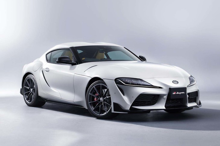 認証の対象となる項目は1車種でも膨大な数となり、その提出書類は机上に高々と積み上がるほどという。「認証に通らない」というのは、自動車メーカーにとっては、やり直しに数週間・数カ月の時間を要してしまう“絶対に避けるべき事態”。それゆえ、メーカー関係者は手続きに際して大変な緊張と労力を強いられることになる（写真の「GRスープラ」はイメージ）。