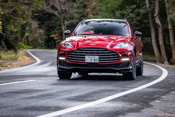 乗り味にもSUVらしからぬ低重心感が如実で、その動きにはまるで無駄がない。サスペンションがソフト気味になる「GT」モードでも、コンパクトスポーツのごとくクイックなハンドリングが味わえる。