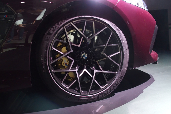 「M8グランクーペ コンペティション」には、前後ともに20インチホイールが装着される。