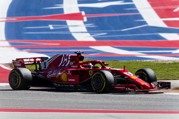 もはやタイトルは絶望的となったフェラーリ＆ベッテル（写真）。予選ではポールタイムの0.061秒遅れという僅差の2番手となったが、フリー走行中の赤旗で減速が不十分だったことに起因する3グリッド降格ペナルティーが決まっており、せっかくのフロントローが5番グリッドになってしまった。レースではオープニングラップでリカルドから4位の座を奪おうとして接触、スピンし入賞圏外に落ちるという、前戦日本GPでも見られたような展開に。チームメイトのライコネンが優勝しただけに、15位から4位フィニッシュには納得がいかない様子で、「勝てるスピードはあった」と悔しげだった。ちなみにベッテルは、11年のGPキャリアの中で、トップ3グリッド以降から優勝したことは1度もないというデータが残っている。（Photo=Ferrari）