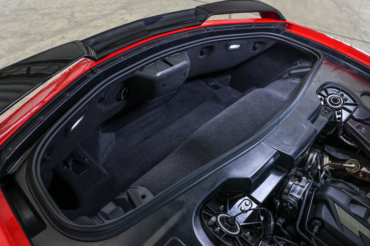 トランクルームは前後合わせ356.8リッター。ミドシップのスポーツカーとしては十分な容量だが……FR時代の無駄なまでの広大さが懐かしい。