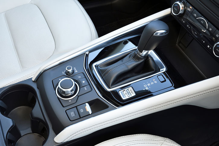 センターコンソールの高さを上げ、シフトセレクターの位置も先代モデル比で60mm上昇させている。