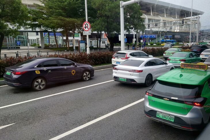 中国の乗用車のナンバーは、エンジン車およびハイブリッド車が青、新エネルギー車が白／緑のグラデーションのものと、2つに分けられている。BEV普及の背景には、「青ナンバーの支給を絞る」というちょっと強引な施策もあるようだ。