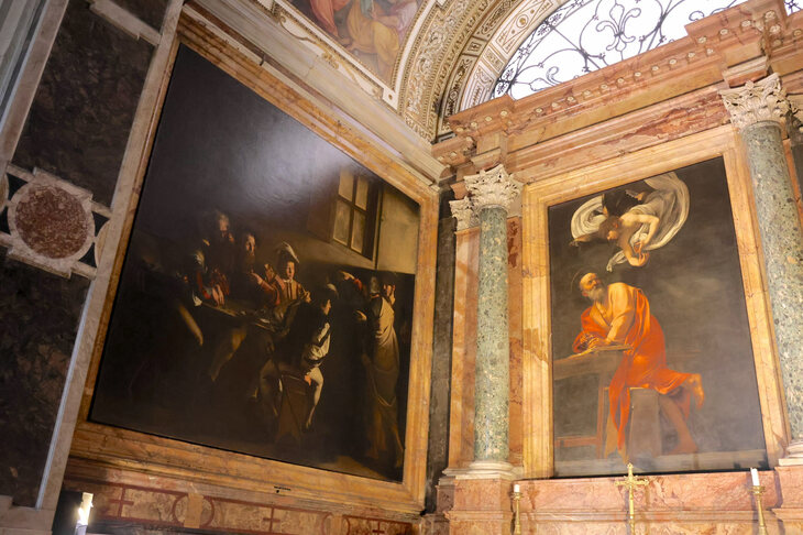 カラヴァッジョ《聖マタイの召命》 1599-1600年（左）。ローマのサン・ルイジ・デイ・フランチェージ教会で筆者撮影。