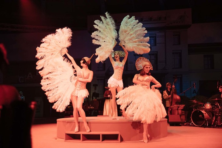 「コンコルソ・デレガンツァ・ヴィラ・デステ」の参加者を招待したパーティーで。ちなみに彼らもドレスコードに従い、戦前風の衣装で食事を楽しんだ。（写真＝BMW）