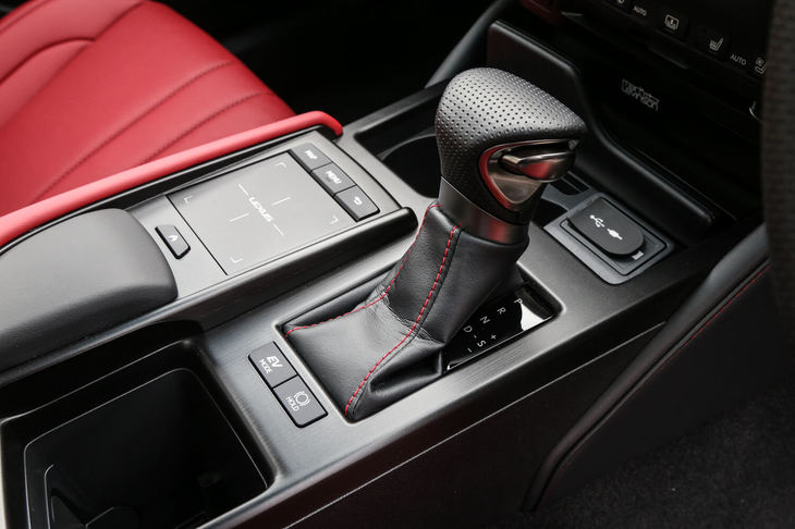 シフトノブは、他モデルの流用などではなく、「ES」のインテリアに合わせて新たにデザインされたこだわりのもの。シフトレバー横に配置されたタッチパッドとアームレストも、操作性を考慮しこの位置にポジションを決めたのだという。