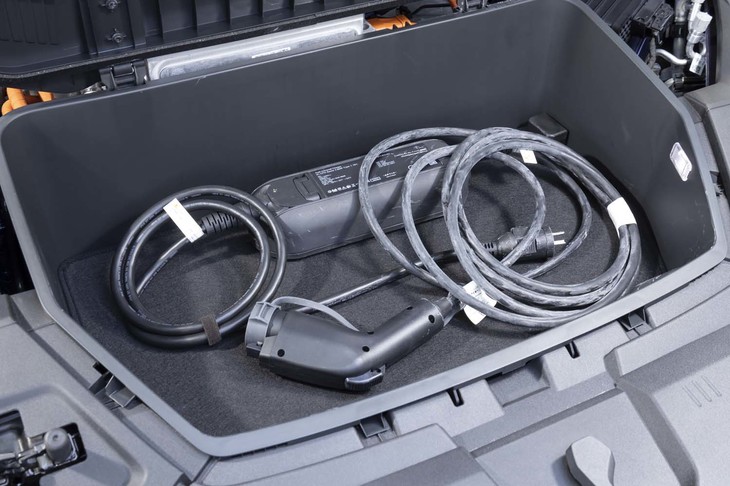 ボンネットの下にも収納スペースがある。試乗車では普通充電器が収納されており、サイズがぴったりだった。