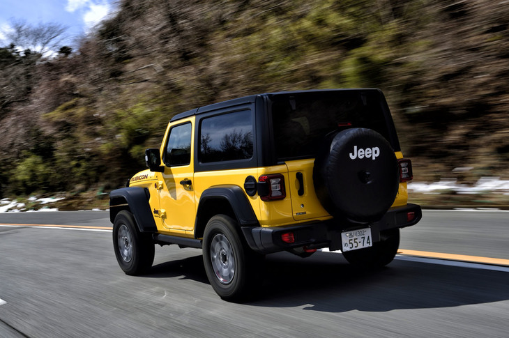 「ラングラー ルビコン」のJC08モード燃費値は9.0km/リッター。最小回転半径は4ドアの「アンリミテッド」が6.2mであるの対して、2ドアモデルは5.3mと小回りがきく。