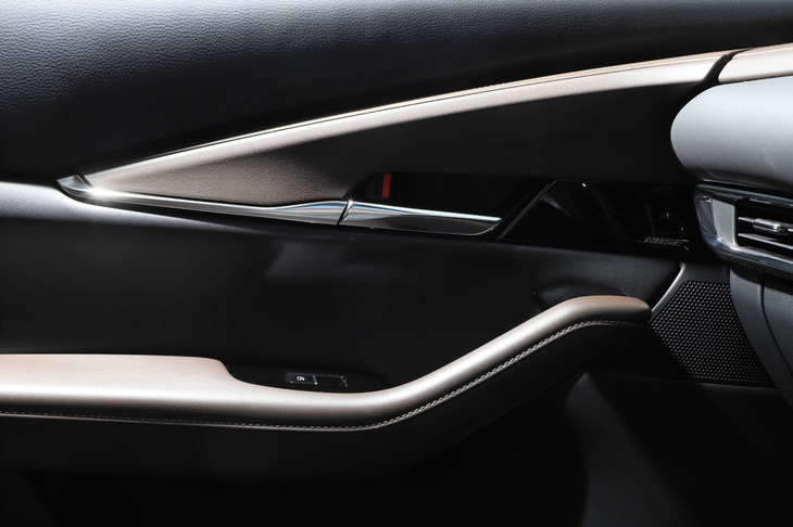 インテリアにみる質感や組み付け精度の高さも、今日のマツダ車の特徴。「Lパッケージ」ではドアトリムに合皮が用いられたり、イグニッションスイッチがプラチナサテンになったりと、各部がより上質なものとなる。