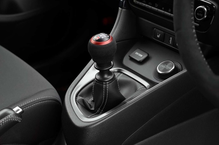 トランスミッションは6段MTのみ。赤い差し色がスポーティーなムードを演出する。