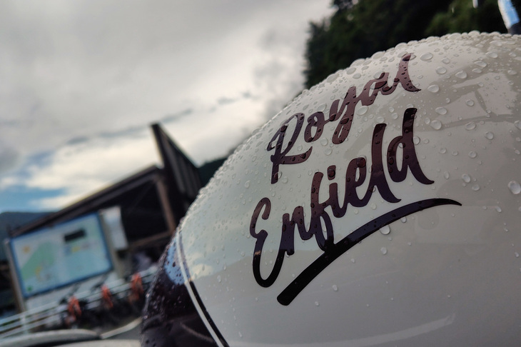 突然の豪雨にぬれた燃料タンクの図。水もしたたるいいバイク（泣）。