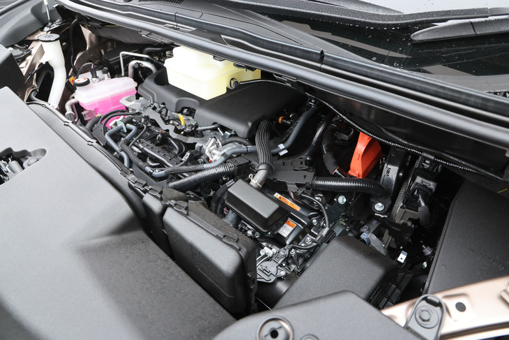 2.5リッター直4自然吸気エンジンをベースとするプラグインハイブリッドシステムを搭載。エンジン単体の最高出力は177PS、システム最高出力は306PSを誇る。