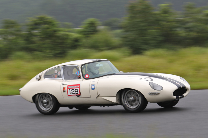 「ジャガーEタイプ クーペ」。3位でフィニッシュしたが、TBCCは原則として排気量2リッター以下のモデルが対象のため、3.8リッターのEタイプは賞典外となる。