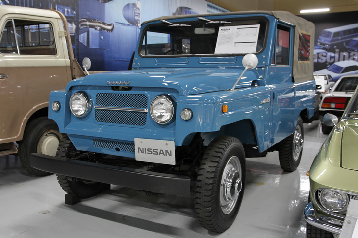 1972年「日産パトロール60型」。1951年に誕生したパトロールは、大型トラック用のメカニカルコンポーネンツを流用するという、ライバルである「トヨタ・ランドクルーザー」と同様の成り立ちを持つオフロード4WDだった。これは1960年から80年まで作られた2代目の、基本となるショートボディーのソフトトップ仕様。4リッター直6 OHVのガソリンエンジンを搭載し、駆動方式はパートタイム4WDである。