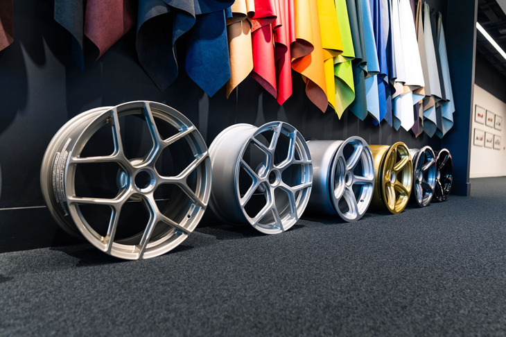 ホイールも数タイプから選べるが、どれも細身のスポークを採用しており、車両重量が増加しないように配慮されている。