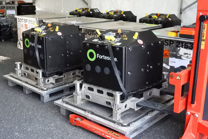 コース脇をさらに散策。こちらはフォーミュラEの競技車両に搭載されるバッテリー。全チームにワンメイクで供給されるこのバッテリーは、資料にいわく「持続可能な方法で調達された鉱物で構成」され、「寿命が尽きればリサイクルされる」という。今、ちまたでは電気自動車のバッテリーの回収・リサイクルが喫緊の課題になっているけど、レースカー用バッテリーのリサイクル技術って、それに応用できないのかな？