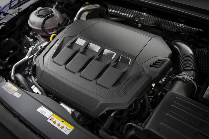 最高出力272PS、最大トルク350N・mを発生する2リッター直4ターボエンジンを搭載。