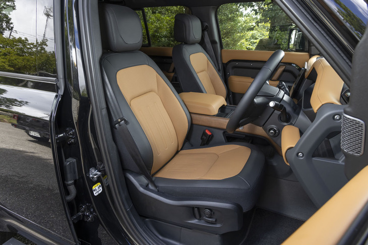 今回試乗した「ディフェンダー110 X D300」のシートは、ウィンザーレザー＆スチールカットプレミアムテキスタイルで仕立てられていた。ビンテージタンとエボニーのコンビネーションカラーは、精悍（せいかん）な外板色「サントリーニブラック」とのコントラストが印象的だ。