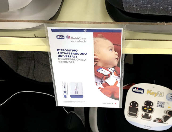 子ども用品店の店頭にて。後付けの子ども車内放置警報装置は、目下品切れ中だった。