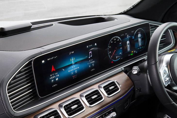 横長のディスプレイは、12.3インチのワイドディスプレイ（写真手前側）と同じサイズのコックピットディスプレイ（同奥）を連結させたもの。