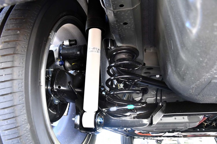 「フィットe:HEV Modulo X」では、足まわりに専用ダンパーを採用。快適性を向上させるべく、ロッドの材質やオイル、シールなど細部のつくりにまでこだわっている。