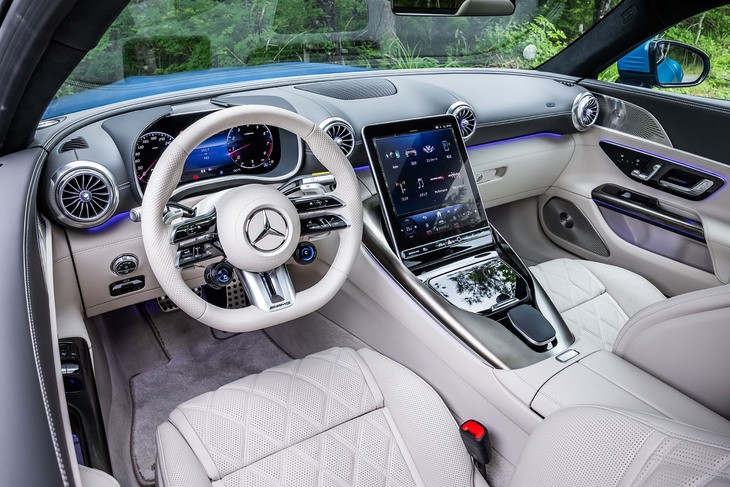 航空機に着想を得たというウイング形状のダッシュボードや“NACAダクト”を模したというデザインのセンターコンソールを採用。その中央には縦型11.9インチセンターディスプレイが配置される。