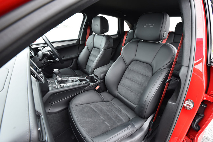 「マカンGTS」の運転席と助手席は、8wayの電動調節機構が備わる専用スポーツシート。ヘッドレスト部には「GTS」ロゴの刺しゅうが施される。