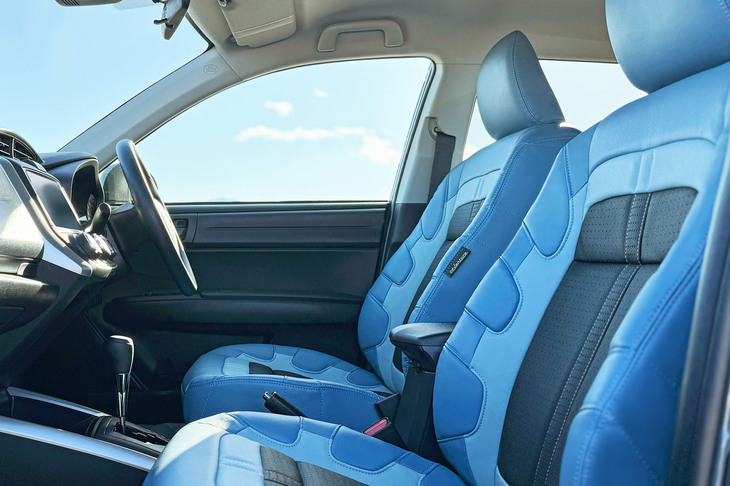 「SESERAGI BLUE（セセラギブルー）」に組み合わせられるレザーシート。