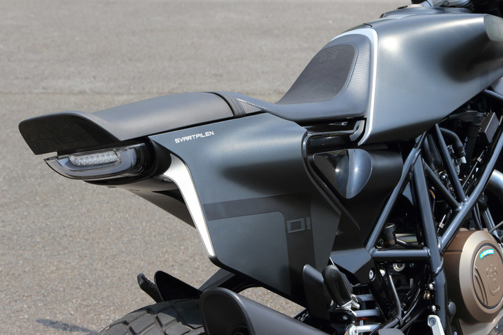ゼッケンプレートを思わせるリアシート横のパネル。スクランブラースタイルの「スヴァルトピレン401」に対し、「スヴァルトピレン701」はフラットトラッカーを思わせるデザインで登場した。