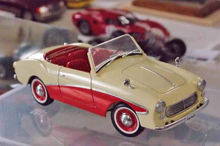 国産プラモデル黎明（れいめい）期の製品であるマルサン1/25「ダットサン・フェアレディ（SPL212）」をベースに、プロモデラーがスクラッチビルドに近いほど手を加えてディテールアップした作品。