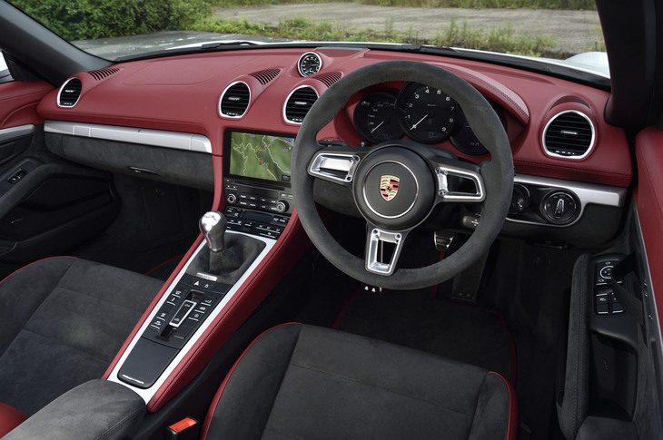 試乗車は右ハンドル仕様で、ソフトトップカラーに合わせ、インテリアをボルドーでコーディネートしていた。