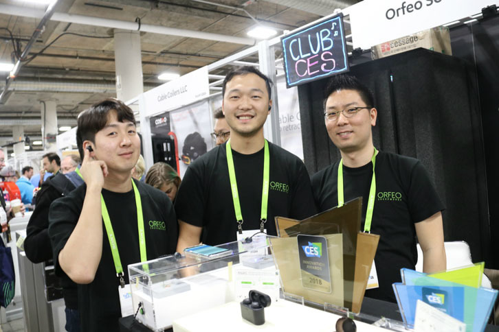 オルフェオ・サウンドワークスのブースにて。聞き慣れない企業名だが、実はLINEを擁するNAVER（ネイバー）が年内にリリースする予定のリアルタイム翻訳イヤホン「MARS」の開発を担当している。「CES 2018イノベーションアワード」を受賞。