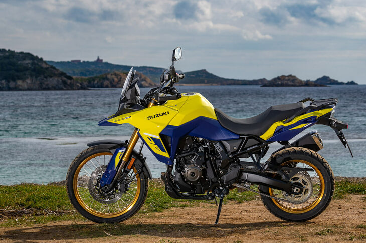 2022年11月のEICMA（ミラノショー）で世界初公開された「スズキVストローム800DE」。エンジンもフレームも新設計のブランニューモデルで、主要コンポーネントを共有するロードスポーツ「GSX-8S」も登場を控えている。