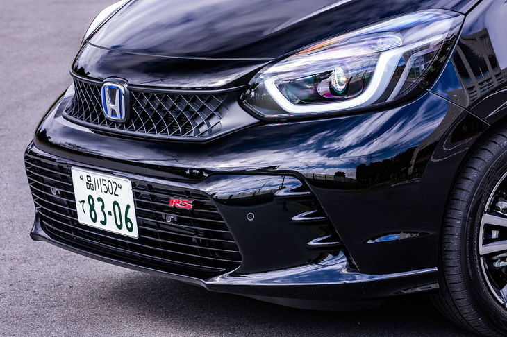 専用デザインのグリルやフロントバンパー、ブラック仕上げのヘッドランプリングなどが目を引く「フィットe：HEV RS」のフロントフェイス。