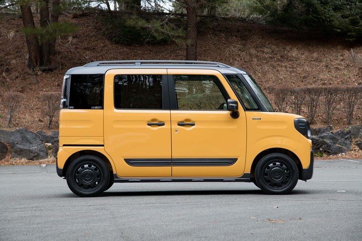 「スペーシア ギア」にはルーフレールが全車に標準装備となるため、全高がノーマルの「スペーシア」よりも15mm高い1800mmとなっている（全長と全幅は同じ）。