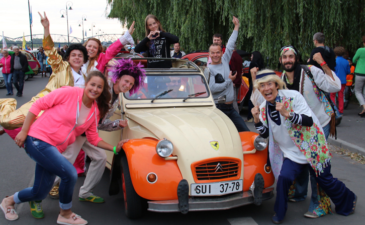 パレード終着点での筆者（右手前）。イベント取材の基本は、参加者と融和すること。