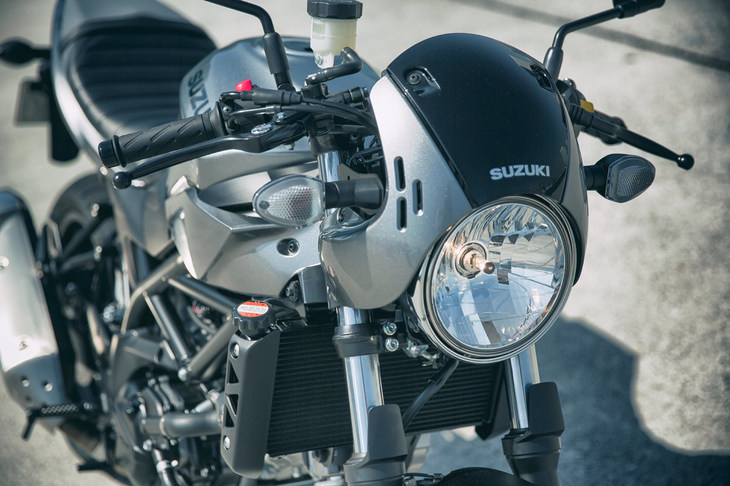 ヘッドランプに装着されたクラシカルなデザインのビキニカウル。往年のレースモデルを思わせるスリットを空けるなど、芸が細かい。