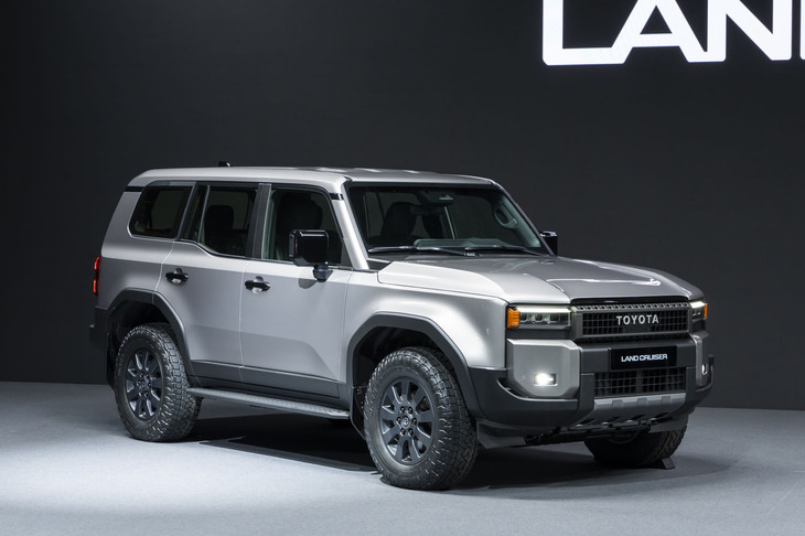 新型「ランドクルーザー“250”」。“300”よりももう少し実用寄りのポジションとなる。