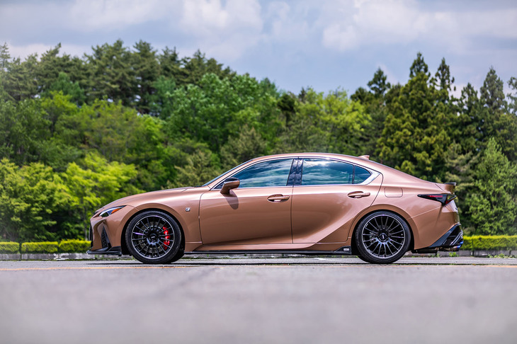 今回試乗した車両の外板は、ドイツ・オラフォル社のカッティングシート「オラカル」でラッピングされていた。カラーは「ブロンザアンティーク」と呼ばれるもので、光沢を抑えた発色が特徴だ。