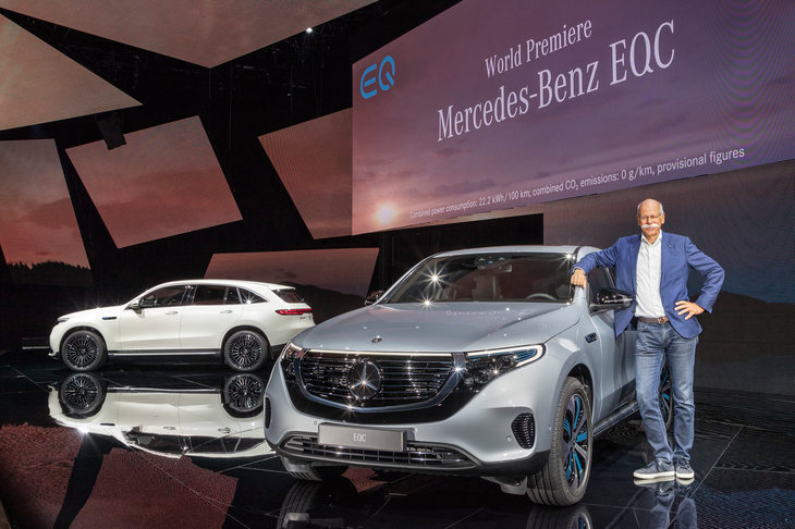 「メルセデス・ベンツEQC」とダイムラーのディーター・ツェッチェ会長。