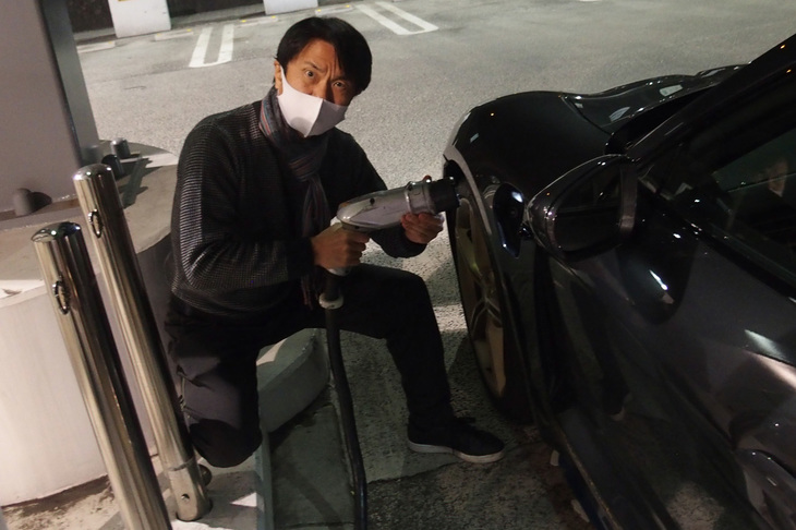 代々木PAで充電体験をしようと思ったが、サクライ君が充電会員の暗証番号を忘れたので断念。ちなみに「タイカン」の急速充電用充電ポートは左フロントフェンダーに設けられている。