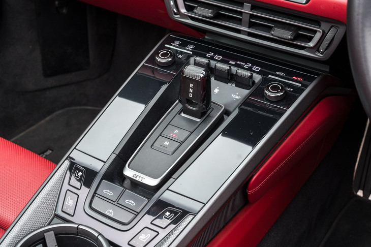 背丈の低いバイワイヤ式のシフトセレクターの採用も992型のトピックだった。ただし「GT3」などではセレクター自体で手動変速が可能な油圧式を使っている。