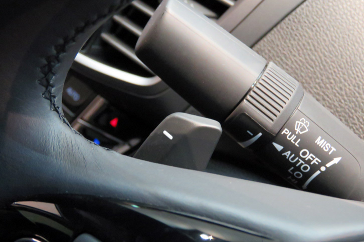 「減速セレクター」のパドル。操作方法は一般的なシフトパドルと同じ。