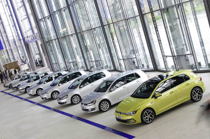 8世代並んだ「ゴルフ」。大きく、立派に成長したが、4ライトのサイドウィンドウ、太いCピラー、傾斜の小さいリアウィンドウ、ノッチのないテールなどの特徴を持つハッチバックスタイルは不変。